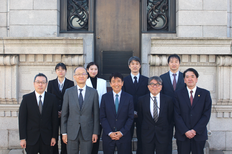 （写真）セイコーグループ株式会社との意見交換　高橋代表取締役社長（前列中央左）、内藤取締役・専務執行役員（前列中央右）、谷川知的財産部長（前列右）　河西長官（前列中央）、吉澤総務部長（前列左）