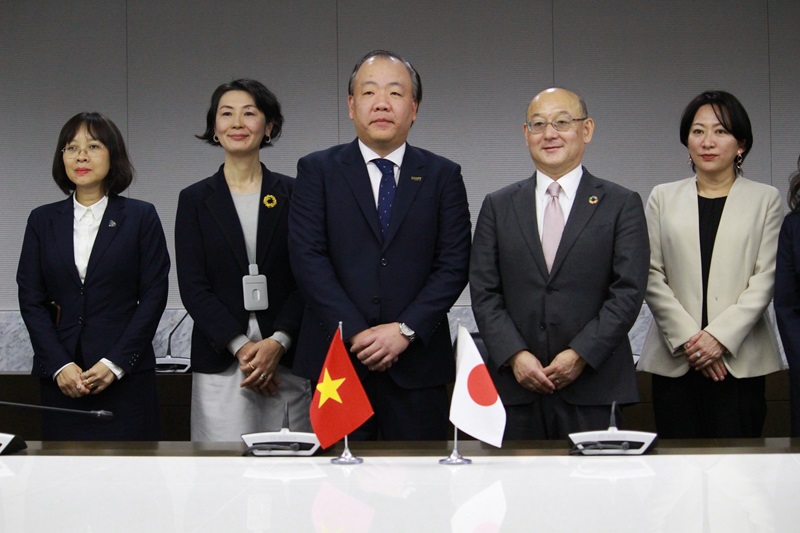 ベトナム国内市場管理・開発庁（DMS）と国際知的財産保護フォーラム（IIPPF）の意見交換参加者