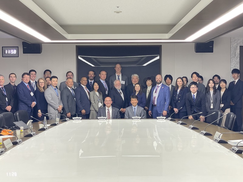 (写真)(集合写真(前列中央左:アナスタシ会長、前列中央右:河西長官))