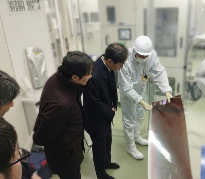 (写真2)ペロブスカイト太陽光パネル製造工程見学の様子