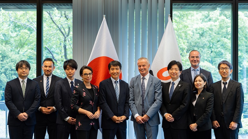 (写真)EPOエルンスト副長官とのバイ会談(中央左側が河西長官、右側がエルンスト副長官)