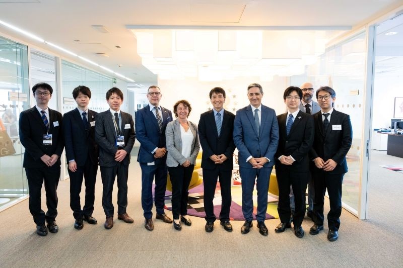 (写真)EUIPOネグラン長官とのバイ会談(左から6番目が河西長官、7番目がネグラン長官)