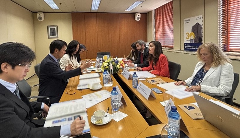 (写真)OEPMロドリゲス長官とのバイ会談(左から2番目が河西長官、右から2番目がロドリゲス長官)