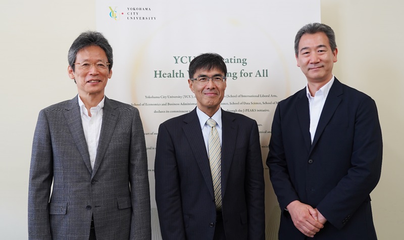 （写真）横浜市立大学との意見交換 橘副学長（左）、諸岡審査第三部長（中央）、松井事務局長（右）