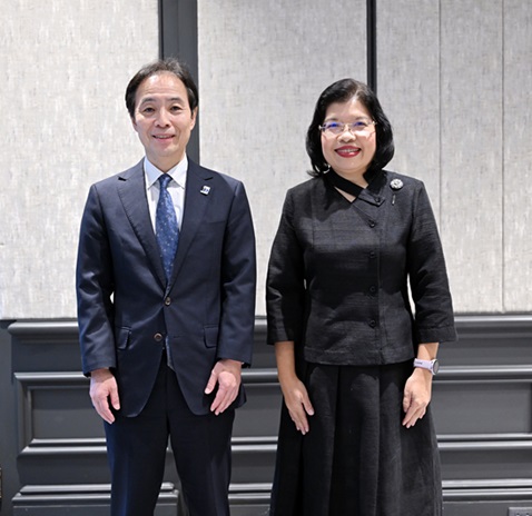 （画像）DIPとの会談（左：特許庁　安田技監、右：DIP　オラモン局長）