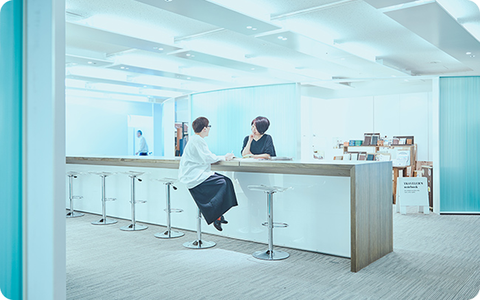 カウンターで話し合う人達