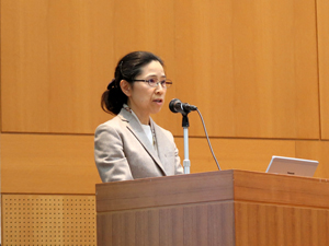 （写真02）基調講演を行う宗像長官
