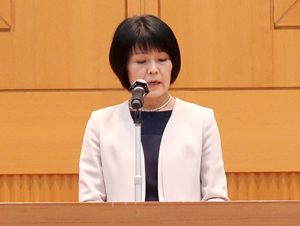 （写真08）閉会挨拶を行う今村審判部長