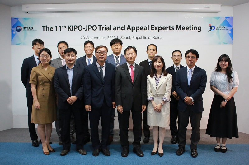 写真: ＜日韓審判専門家会合出席者＞ 前列左から４番目がキム首席審判長、左から５番目が田村首席審判長